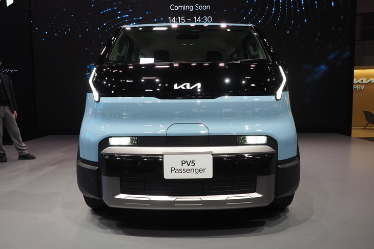 2026年春に国内販売が開始される5人乗りの乗用車「キアPV5パッセンジャー」。車両本体価格は679万円から。