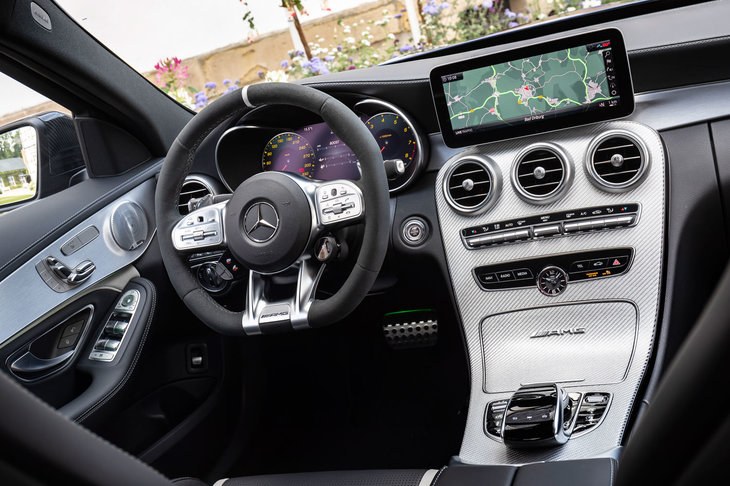 マイナーチェンジを受けた「C63 S」のインストゥルメントパネルまわり。ドライブモードセレクターのコントローラーの位置など、操作系のレイアウトが大きく変更された。