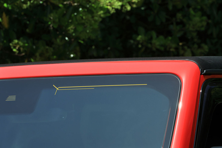 これまで車体側面から生えていたマストアンテナは、「オフロード走行時に枝に引っかかる」との声を受け、フロントウィンドウ内蔵型に変更された。