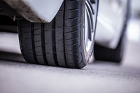 アラミドとナイロン素材を混紡した「高剛性オーバーレイヤー」による「パワーラインカバーテクノロジー」が、遠心力が高まる高速域でのトレッド変形を抑制。速度域を問わず、常に安定した接地形状を維持するという。