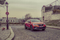 石畳の道を行く「アルカナ」。欧州の古い街並みはもちろんのこと、近代的な都市のなかにあっても、不思議とアルカナのデザインはマッチする。