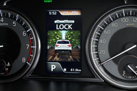 4WDシステムは従来モデルと同じ電子制御式。走行モードに「スノー」や「ロック」が用意されていたり、スタックからの脱出を支援するブレーキ制御機能が備わっていたりと、悪路走行に配慮したシステムとなっているのがうれしい。