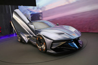 以下、その他の出展車両から。VWグループの1ブランドで創設5年のクプラが公開した「ダークレーベル コンセプト」。