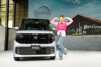 新型「日産ルークス」のCMに出演するタレントの仲 里依紗さんも先行発表イベントに登場。後席で足が組めるほどの広い室内空間に驚き、「ホントに軽自動車ですか?」と車両の感想を述べたほか、CMの劇中にも登場する“見えルークス”ポーズを披露した。