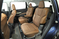 2列目シートは、写真のキャプテンシートのほかに3人掛けのベンチタイプも用意される。