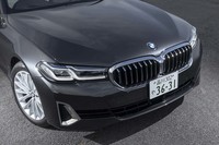 フロントまわりでは左右が一体になったキドニーグリルを採用。ヘッドランプはL字のLEDが2つ並ぶデザインに変更された。