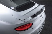 リアエンドには可動式のリアウイングを装備。フィンは、手動のスイッチ操作で立ち上げ・収納が可能。