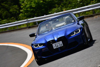 ワインディングロードで「BMW M4カブリオレ コンペティションM xDrive」のステアリングを握った漫画界のレジェンド池沢早人師先生。プライベートでは、新車でオーダーした「M4クーペ」の納車を待っている状況だ。