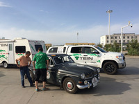 2018年の夏、オランダから北京までクラシックカーでシルクロードを走るツアーの途中、新疆ウイグル自治区の要衝カシュガルで合流し、その後西安までサポートしてくれた藤本吉郎董事長率いるテインチーム。「タンドラ」とキャンピングトレーラーは当時中国国内ラリーのサービスカーとして活躍していた。