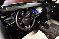 “本物の素材”にこだわる「XT4」のインテリア。日本仕様車のハンドルの位置は左のみとなる。