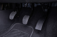 「トゥインゴS」のペダルレイアウト。ペダルの配置はヒール&トウにうってつけだが、フットレストが用意されていないため、走行中は左足の置き場に困るシーンも出てくる。