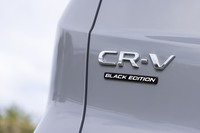 【ホンダCR-V e:HEV RSブラックエディションのスペック】
ボディーサイズ:全長×全幅×全高=4700×1865×1690mm/ホイールベース:2700mm/車重:1830kg/駆動方式:4WD/エンジン:2リッター直4 DOHC 16バルブ/モーター:交流同期電動機/エンジン最高出力:148PS(109kW)/6100rpm/エンジン最大トルク:183N・m(18.7kgf・m)/4500rpm/モーター最高出力:184PS(135kW)/5000-8000rpm/モーター最大トルク:335N・m(34.2kgf・m)/0-2000rpm/タイヤ:(前)235/55R19 101Y XL/(後)235/55R19 101Y XL(ミシュラン・ラティチュード スポーツ3)/燃費:18.0km/リッター(WLTCモード)/価格:577万9400円
【取材時の燃費データ】
テスト距離:304.2km(市街地2:高速道路6:山岳路2)/使用燃料:25.4リッター(レギュラーガソリン)/参考燃費:12.0km/リッター(満タン法)/14.3km/リッター(車載燃費計計測値)