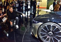 ホルガ―さんを含む周囲の人間と比べると、24インチホイールの大きさがよくわかる。ただし、量産される際には、もっと小さいサイズのものが装着される見込み。