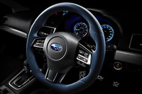 先代「レヴォーグ」(VM型)と先代「WRX S4」(VA型)で選択できる「ウルトラスエード」のステアリングホイール(写真のカラーはダークネイビー)。ステアリングホイールは単体でも購入することができ、その場合の予定価格は6万6000円(部品代が5万5000円、標準工賃が1万1000円)。