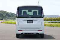 “かどまる四角”をキーワードとしたデザインモチーフを、ヘッドランプやリアコンビランプのほか、インテリアにも採用。遮音ガラスや2層の遮音シート、高機能吸収材、ドア下部シーリングなどを用いて静粛性を追求したのも新型「ルークス」の特徴だ。