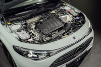 当初はBEV版のみの予定だったというだけあって1.5リッター4気筒でもエンジンルームはパンパンに詰まっている。メルセデスとしては3気筒の選択肢はなかったという。