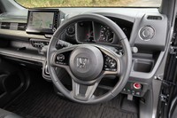 本革巻きステアリングホイールは「カスタム」のターボモデル専用装備。ACCの操作スイッチは右スポークにレイアウトされる。