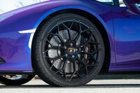 ホイール内を埋め尽くすほど巨大なカーボンセラミックブレーキはオプション装備。アルミモノブロックのキャリパーは、フロントが8ピストンでリアが4ピストン。