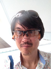 レーシック手術直後、保護メガネをかけるオレ。レーシック手術は今思い出しても猛烈に怖かった。