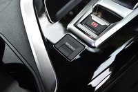 「アリュール」系のグレードには、路面状況に応じて適切な制御を選択できる「アドバンスドグリップコントロール」が装備されず、走行モードについてはスポーツモードのオン/オフのみが選択可能となっている。