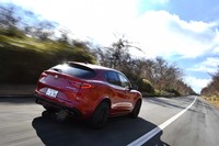 「ステルヴィオ クアドリフォリオ」には「ALFAアクティブトルクベクタリング」が搭載されており、路面状況や運転操作に応じて左右の後輪それぞれに最適なトルクを分配する。