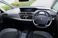 非対称デザインが採用されたインストゥルメントパネル。運転席と助手席のユニークな表皮パターンにも注目。