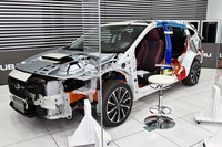 「レヴォーグ」のカットモデル。側突された際の乗員保護性能を高めるため、センターピラーには高強度のホットプレス材が用いられている(青く塗装されている部分)。