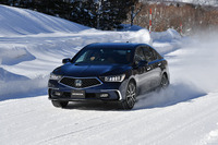 新しい「レジェンド」のSH-AWDの制御は、従来型に比べてスポーティーな方向に振られている印象だ。アクセルオンでは後輪の駆動を増速させる感覚が強く、コーナーを回り込もうとする“せっかちさ”が見られた。