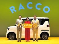 新車発表会のフォトセッションより。写真の一番右が今回お話を伺ったBYDオートジャパンの東福寺厚樹社長。真ん中は「ラッコ」のテレビCMに出演するタレントの広瀬アリス、左は中国BYDオートジャパンの劉 学亮会長。中国BYDの副総裁、BYDジャパンの社長でもある。
