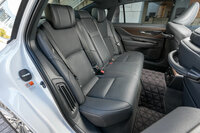 後ろの左右席には電動リクライニング機構を採用。先述のヒーター/ベンチレーションに加え、マッサージ機能や降車時のリクライニングサポート機能なども備わる。サンシェードはリアドアウィンドウとリアウィンドウに備わり、後者は電動開閉式となる。(写真:向後一宏)