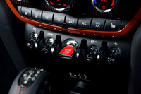 センターコンソールの各種トグルスイッチは、MINIファミリーではおなじみのディテール。エンジン以外にも、安全装備やアイドリングストップ機能のオン/オフスイッチが並ぶ。