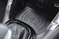 スマートフォンのワイヤレス充電器が標準装備される。