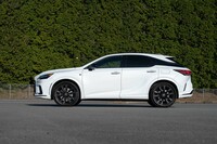 基本車台にはトヨタの「ハリアー」「RAV4」「クラウン」などと同じエンジン横置きプラットフォーム「GA-K」を使う。ボディーサイズは先代モデルからほとんど据え置きだ。