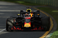 劣勢否めないルノーのパワーユニットに不安を残すものの、冬のテストでは高いポテンシャルを示したレッドブル。今年こそメルセデス、フェラーリとタイトル争いを繰り広げたいところだが、開幕戦ではダークホース的存在のハースに苦しめられることになった。弱冠20歳のマックス・フェルスタッペンは、予選4位からスタートでハースのケビン・マグヌッセンに抜かれ5位、その後スピンを喫し最終的に6位でゴール。今季限りでチーム離脱か、残留かと注目が集まる28歳のダニエル・リカルド(写真)は、8番グリッドから表彰台の最後の一角を目指したが届かず4位だった。(Photo=Red Bull Racing)