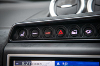 ダッシュボードの中央上段に備わるスイッチパネル。ESPの制御モードの選択スイッチや、排気音の切り替えボタンなどが並ぶ。