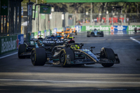 メルセデスのルイス・ハミルトン(写真前)は6位でゴール。この週末、直線スピードに劣るメルセデスは、フェラーリ、レッドブルに次ぐ“第3勢力”にならざるを得なかった。ハミルトンは、予選5位、スプリント7位、レースではサインツJr.のフェラーリを攻略できずにチェッカードフラッグを受けた。一方ジョージ・ラッセルは、スプリントでフェルスタッペンから3位を奪うなど一矢を報いる戦いをみせたものの、結局抜き返されて4位。レースでは、ラスト2周でソフトタイヤに履き替え、ファステストラップの1点を加えて8位入賞。(Photo=Mercedes)