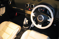 「TTロードスター」のシート生地には、従来のアルカンタラに加え、本革シートがオプションに。インテリアカラーが、2色から4色に増やされたのも新しい