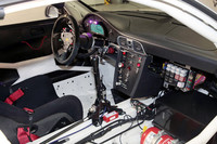 ロールオーバーケージが備わる「GT3 R」のインテリア。鉄板剥き出しの車内に、難燃性の素材を使ったドライバーズシートが置かれる。