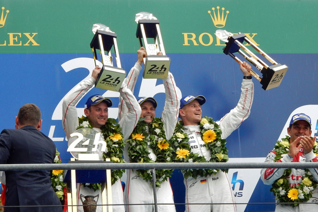 トロフィーを手に勝利を喜ぶ、No.19 ポルシェ919 ハイブリッドのドライバーたち。ポルシェとしては1998年以来、久々の優勝となった。(photo=Motoko Shimamura)