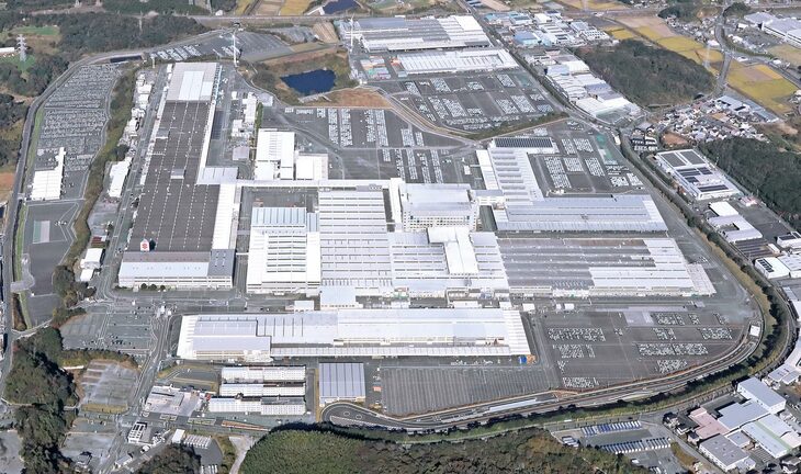 生産現場では、デジタル技術で操業を“見える化”し、品質と生産性を向上させる「スズキ・スマートファクトリー」の開発を推進。また湖西工場(写真)では、2025年6月よりエネルギー効率を高めた新たな塗装設備が稼働している。