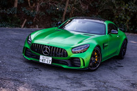 「AMG GT」シリーズのマイナーチェンジモデルは2019年2月に発表、同年秋にデリバリーが開始された。今回試乗したトップパフォーマーたる「AMG GT R」の価格は2426万円。