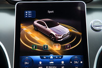 走行モード切り替え機構「ダイナミックセレクト」は、タッチスクリーンで操作。「ECO」「COMFORT」「SPORT」「INDIVIDUAL」の4種類のモードが用意される。