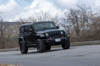 一般道を走行する、「ジオランダーA/T4」を装着した「ジープ・ラングラー」。多少は不快な騒音や硬い乗り心地、操縦安定性の悪さなどを覚悟していたが、意外や気になるポイントは見当たらなかった。