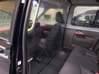 トヨタが2020年4月に発表した、新型コロナウイルス感染者移送用車両の室内。ドライバーが座る前席と感染者の乗車スペースとなる後席の間には仕切りがあり、それぞれの空間の内圧に差を設けることで後席側から前席側への飛沫の循環が生じないようになっている。