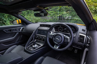 「FタイプR クーペ」のコックピット。ダッシュボードからドアまでを一体化したような包まれ感のある個性的なデザインや、エンジンの始動と同時にせり上がってくるエアコンの吹き出し口などの装備は、デビュー当初から変わっていない。