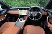 インテリアデザインは2021年モデルで刷新され、その後は小幅な変更にとどまっている。この試乗車はオプションの「エクステンデッドレザーアップグレード」によってドアパネルとダッシュボードの上部までウィンザーレザーで包んでいる。