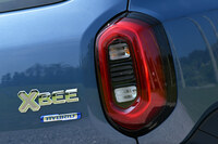 リアまわりの変更点として挙げられるのは、写真のリアコンビランプと下部のバンパー程度だが……。