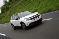 「シトロエンC5エアクロスSUV」の1.6リッターガソリンターボエンジン搭載車が発売されたのは2020年4月9日のこと。車両本体価格は409万円。