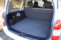 「TX」グレードでは、後部座席の座面が取り外し可能。座面を外し、背もたれを倒せば、1800×900mmのコンパネが積み込める。ハイブリッドモデルの最大積載重量は350kg。