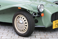 足元の仕様は、クリーム色のスチールホイールとクロームのハブキャップ、155/65R14サイズの「エイヴォンZT5」タイヤの組み合わせ。ブレーキはフロントがディスク式、リアがドラム式となる。